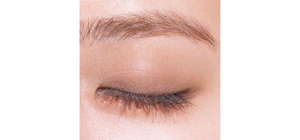 上まぶたはベージュシャドウを淡くのせて陰影を引き出す