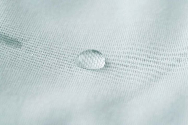 汗が染み出しにくいのは、水分を裏面で吸収し、表地で弾く構造だから。グレーでも汗ジミを気にせず着られます。