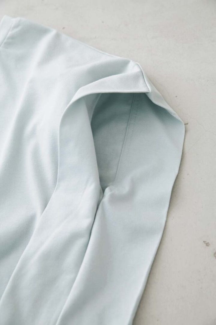 腕を挟み込むようにデザインされたフレンチスリーブが二の腕の面積を狭め、ほっそりきれいに見えます。