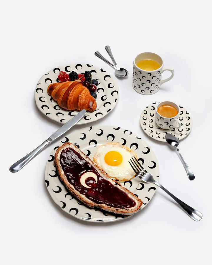 〈左上から〉「アン オール オーバー ムーン」デザートプレート ¥28,600 マグカップ ¥16,300 コーヒーカップ＆ソーサー ¥36,700 ディナーププレート ¥32,600