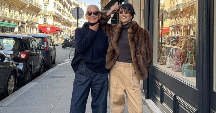 神山まりあさんがパリの道中で記念カット