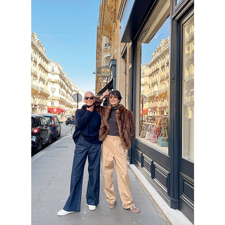 神山まりあさんがパリの道中で記念カット