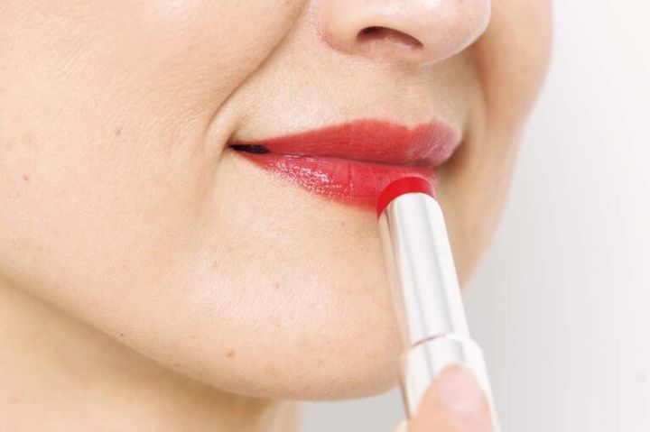 Step【3】下唇の中央と上唇の山を決めてスティックで直塗り