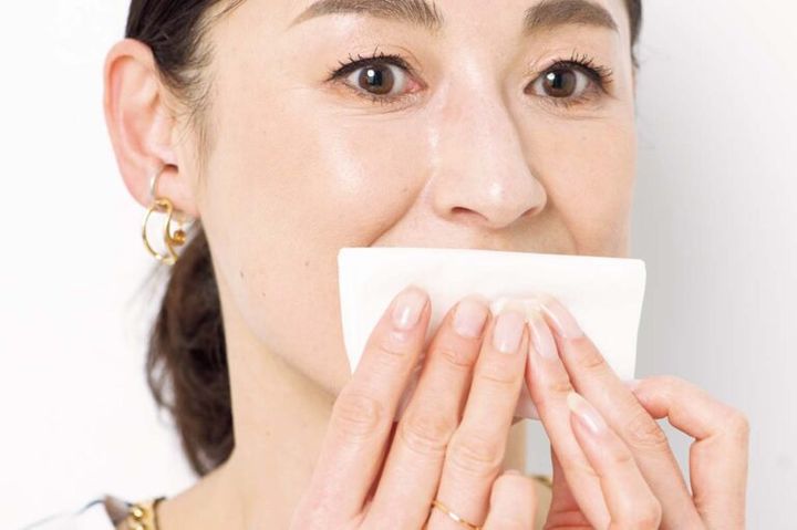 Step【2】リップメイク直前に保湿美容液をティッシュオフ