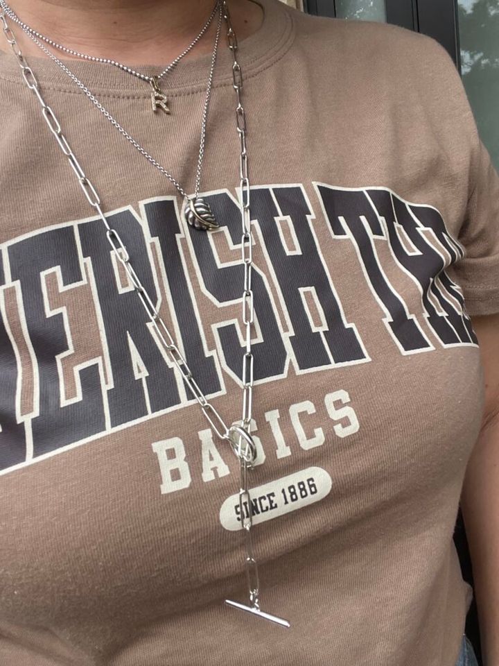 「しまむら」のTシャツに合わせたアクセサリー