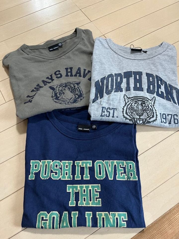 「しまむら」のアースカラーロゴTシャツ