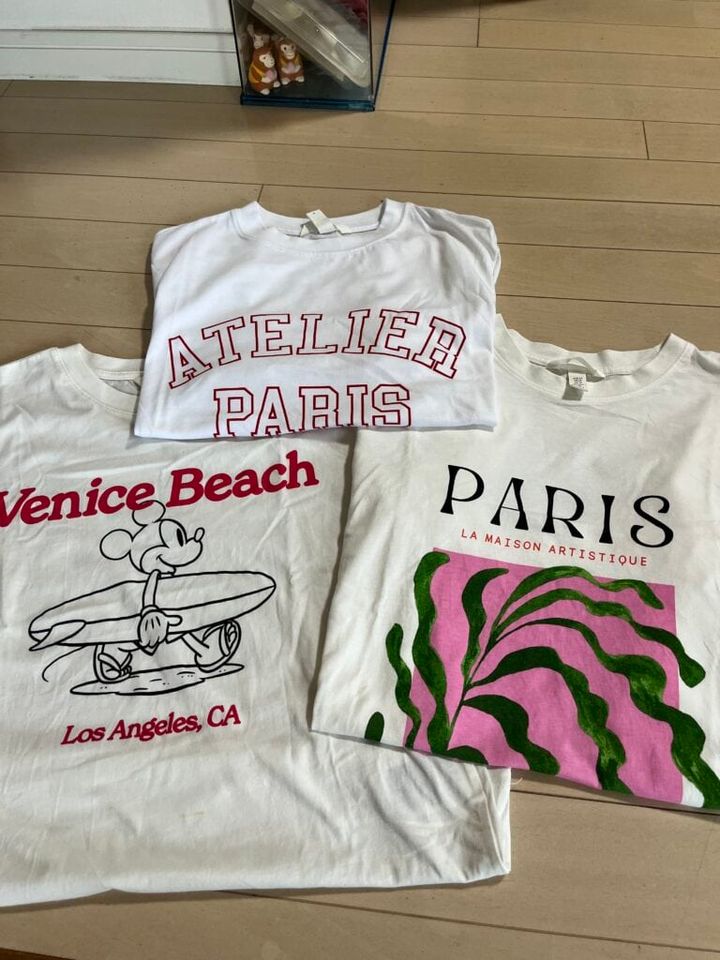 「H&M」のTシャツ