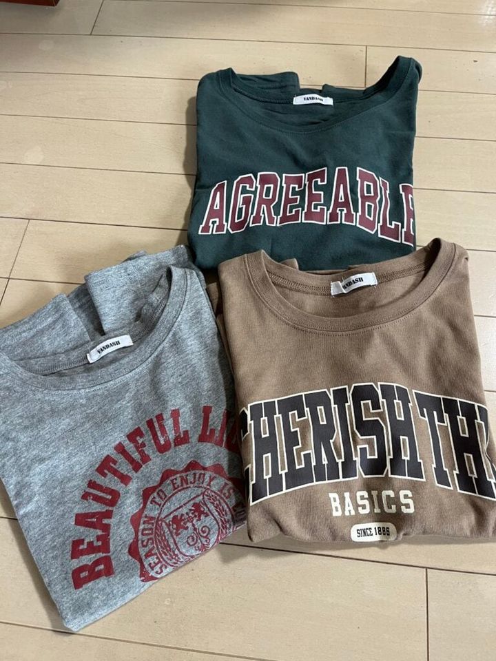 「しまむら」のアースカラーロゴTシャツ