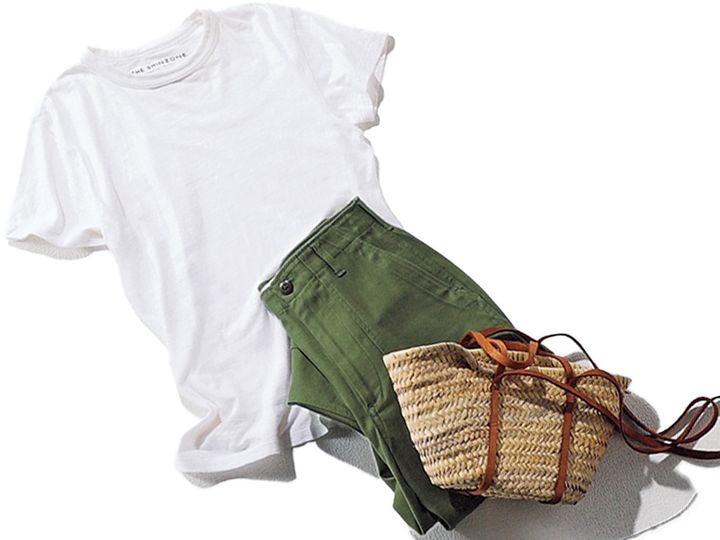 ザシンゾーンの白Tシャツとカーキのパンツとショルダー付きカゴバッグ