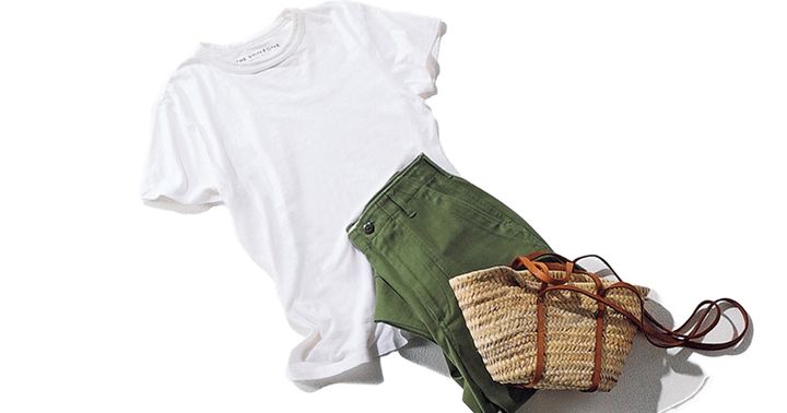 ザシンゾーンの白Tシャツとカーキのパンツとショルダー付きカゴバッグ