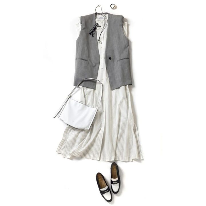 ワンピース4万9500円（サクラ／インターリブ） ジレ6万9300円（チノ／モールド） バッグ3万5200円（オルセット）、ローファー3万8500円（ルカグロッシ／ともにプルミエ アロンディスモン） メガネ4万1800円（プロポ／プロポデザイン） ネックレス7920円（アンタイトル） ヘアゴム2530円（Filigran／ロードス）