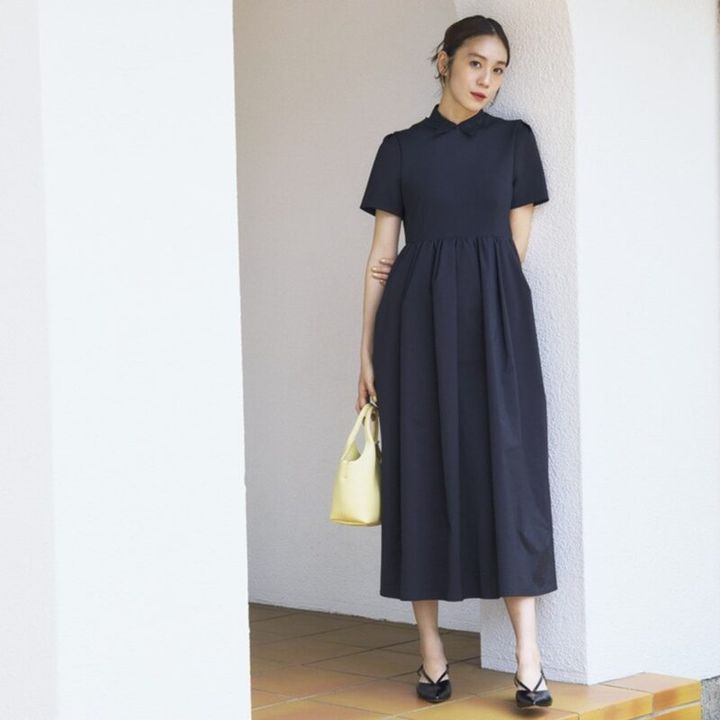 ワンピース6万9300円（サードマガジン） バッグ1万7600円（ヌクル／シップス インフォメーションセンター） パンプス5万9400円（ネブローニ／ピモンテ） ピアス7700円（YArKA／ロードス）