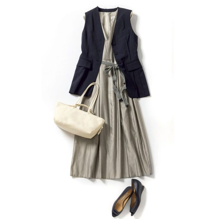 ワンピース8万80 00円（デパリエ／デパリエ 伊勢丹新宿店） ジレ2万4200円（メゾンスペシャル／メゾンスペシャル 青山店） バッグ9万5700円（サガン ヴィエンナ／ショールームリンクス） シューズ7万2600円（ペリーコ／アマン）