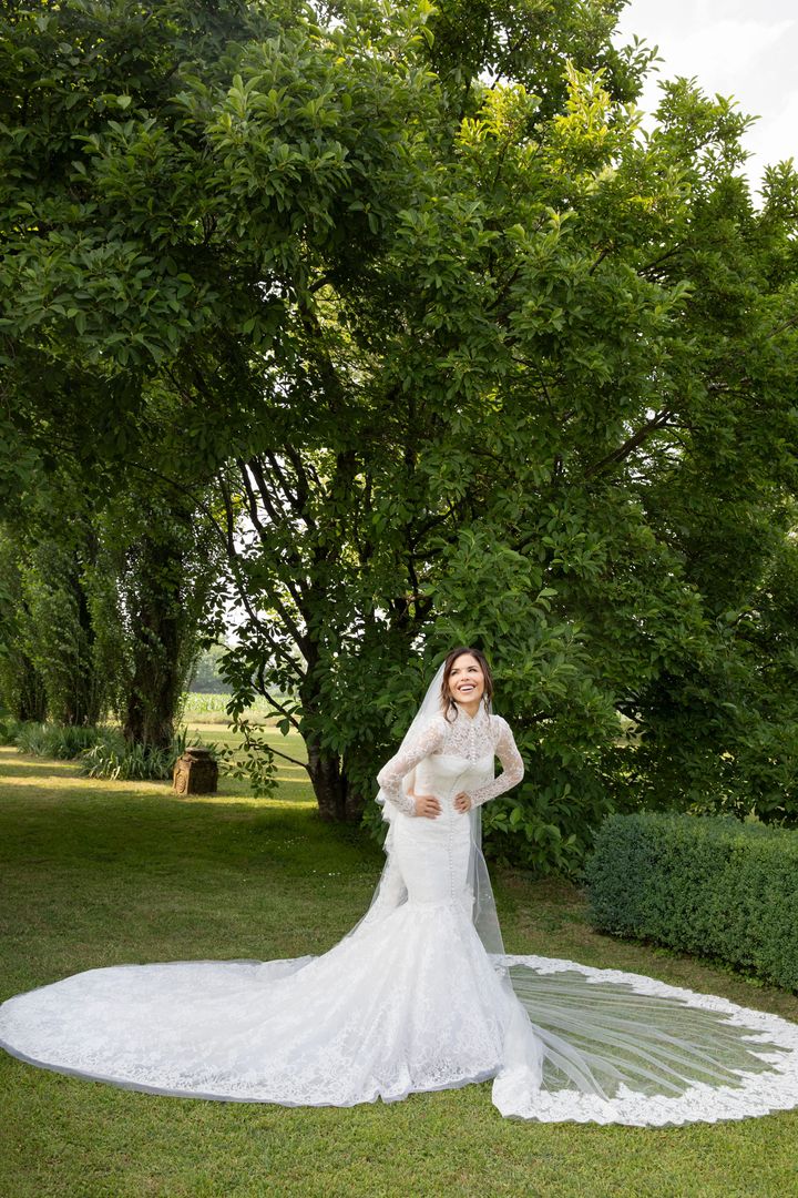 チュールとレースのヴェールを組み合わせたドルチェ＆ガッバーナのブライダルルックは、完成までに900時間もの時間を要した。インスピレーションは1958年の映画『月夜の出来事』でソフィア・ローレン演じるシンチアが着用していたウエディングドレス。