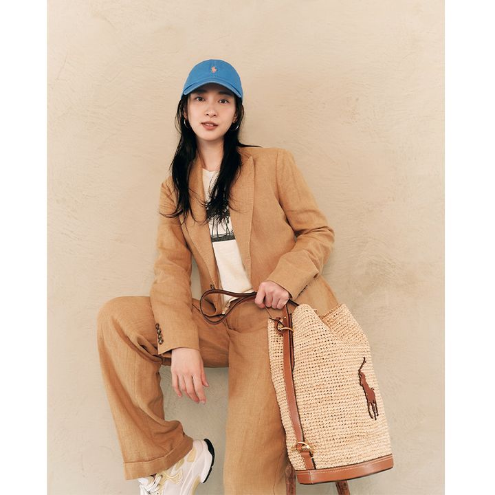 ラルフのハンサムなセットアップをキャップやビッグサイズの夏素材のバッグでリラクシーに着こなす武井咲さん