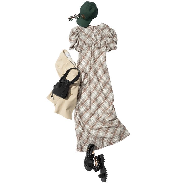 ヴィンテージライクな緑のキャップで甘ワンピがこなれて見える