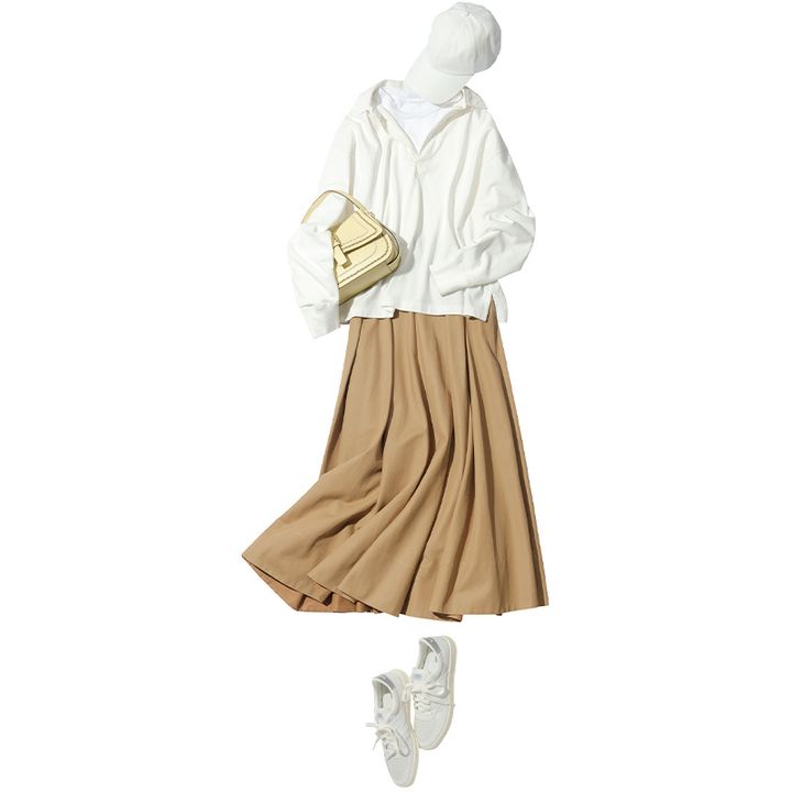 どこかトラッドなスカートスタイルは白キャップとの相性も抜群