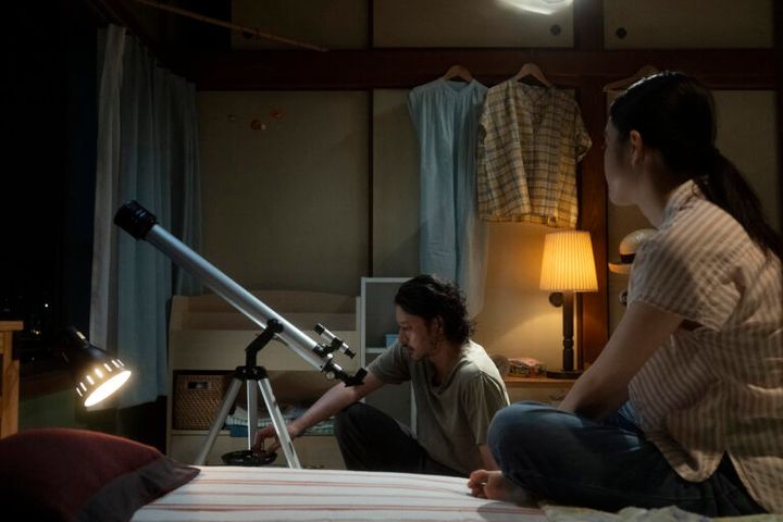 映画夏の砂の上よりオダギリジョーと髙石あかり