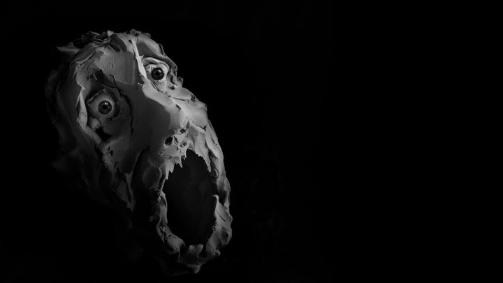 幽霊の気配は「進化が生んだ錯覚」だった