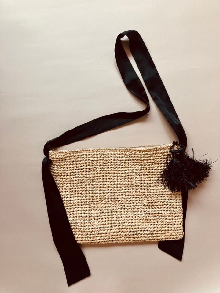 300円のクラッチバッグにリボンをつけてサコッシュに