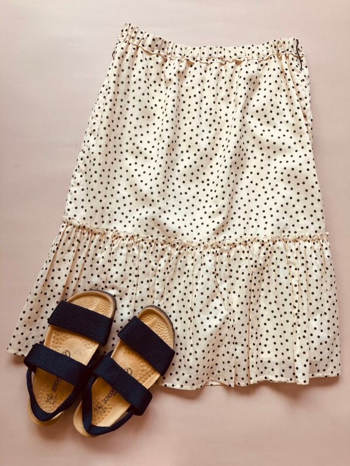 ドットのスカート110円。ウエストの黒リボンは、クラッチについて使用しました