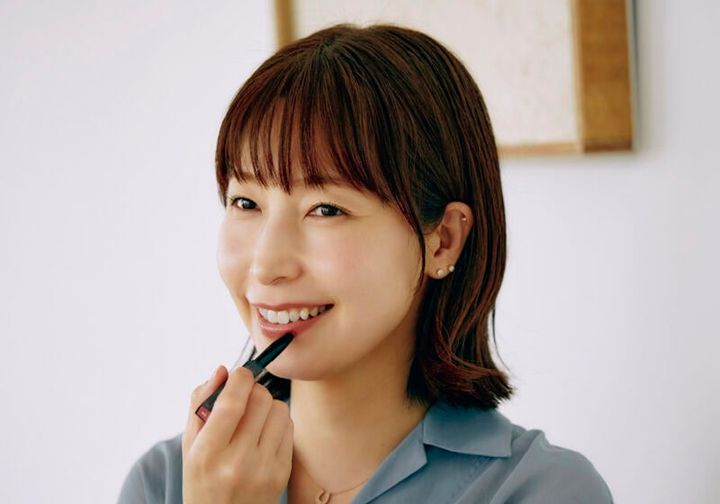 2. 細身リップで口角を描き引き締まった口もとに