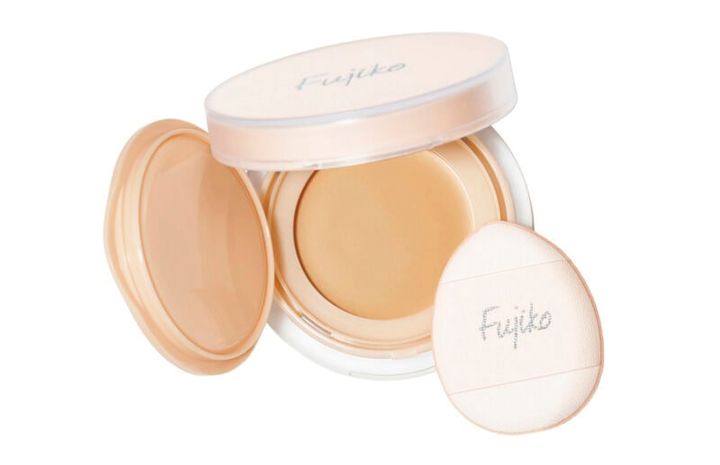 「指塗りしているみたいな小さいパフは小回りがきき、パクトも小さくお直しに最適」。フジコ お直しパクト SPF50＋･PA++++ 全2色 1980円（かならぼ）