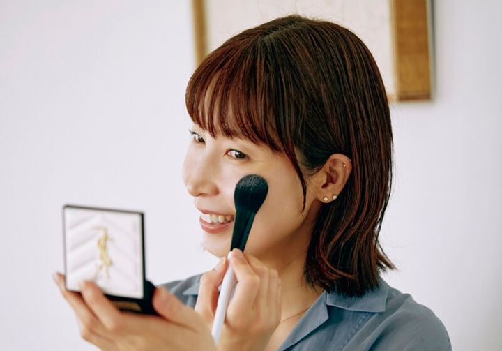 1.青みの光のパウダーを頰の高いところにオン