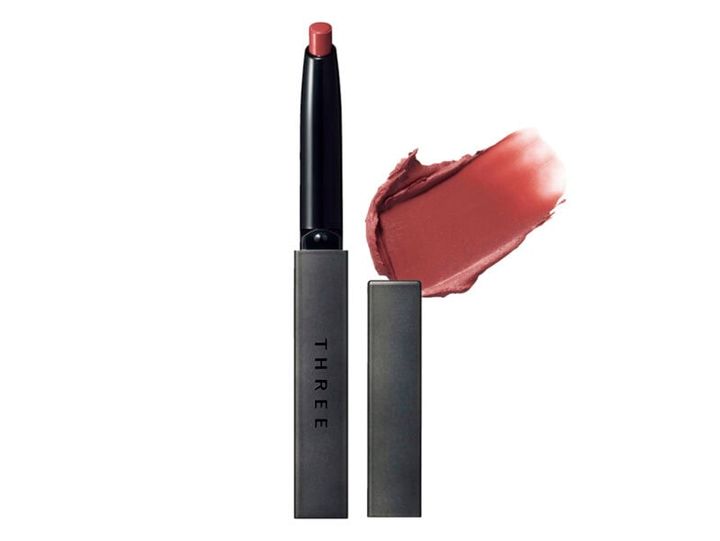 「口角まですっと入って輪郭がキレイにとれる、セミツヤリップがおすすめ」。THREE ドリームオン アリューリング リルone 04 4070円（THREE）