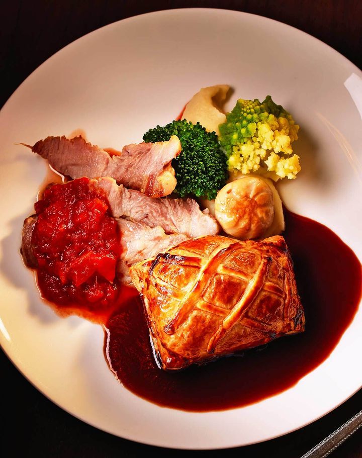 自由が丘『LOCRONAN』の「豚肩ロースのスパイス焼き、蝦夷鹿ミンチ肉のパイ包み焼き」