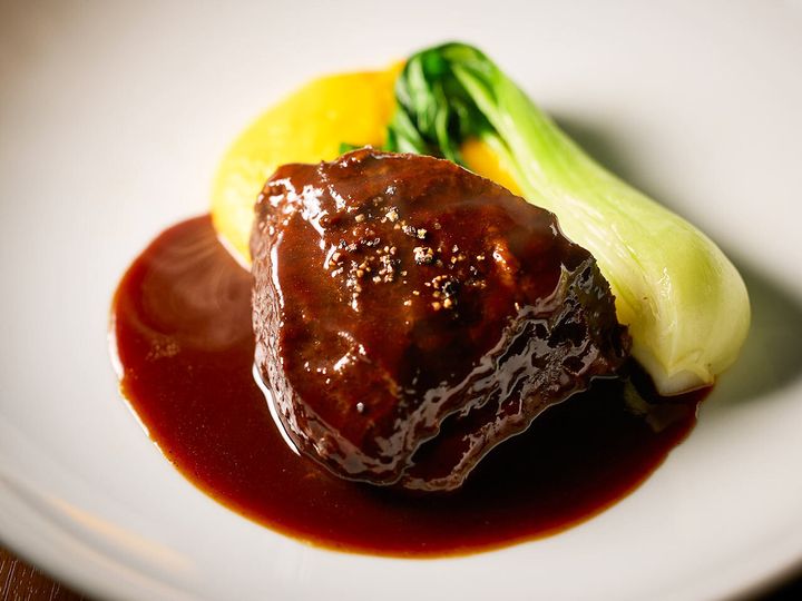 自由が丘『ル モンド グルマン』の繊維質が上質な和牛を３時間半煮込んだほほ肉