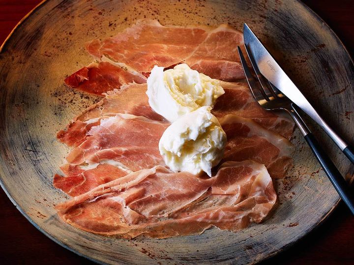 自由が丘『luogo』の「群馬麦豚の生ハム 木更津のモッツァレラチーズ」