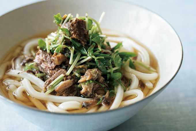 シャキシャキ食感の豆苗がアクセント。サバのみそ煮缶で作る「サバの豆苗和え麺」の画像1