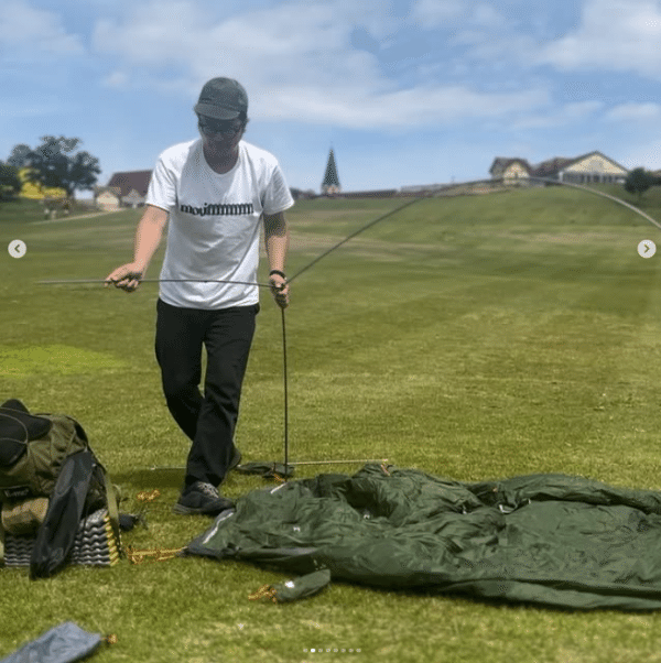 「まるで車の網戸!?」セリアの110円蚊よけネットが車中泊やキャンプで大活躍！