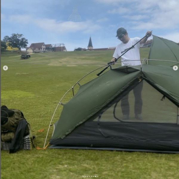 「まるで車の網戸!?」セリアの110円蚊よけネットが車中泊やキャンプで大活躍！