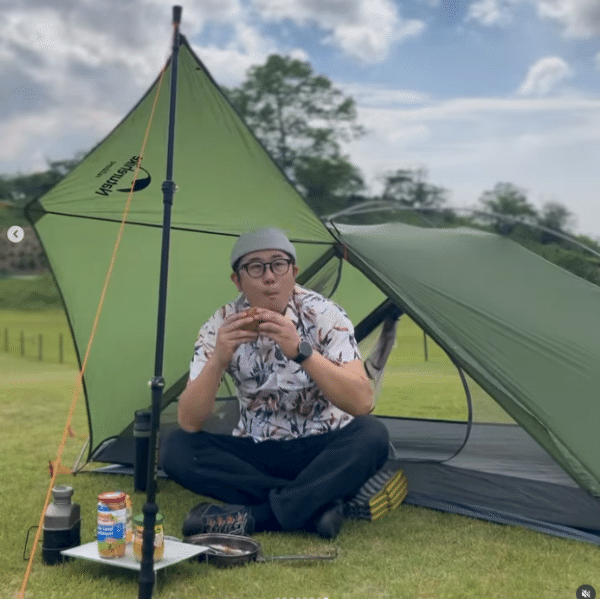 「まるで車の網戸!?」セリアの110円蚊よけネットが車中泊やキャンプで大活躍！