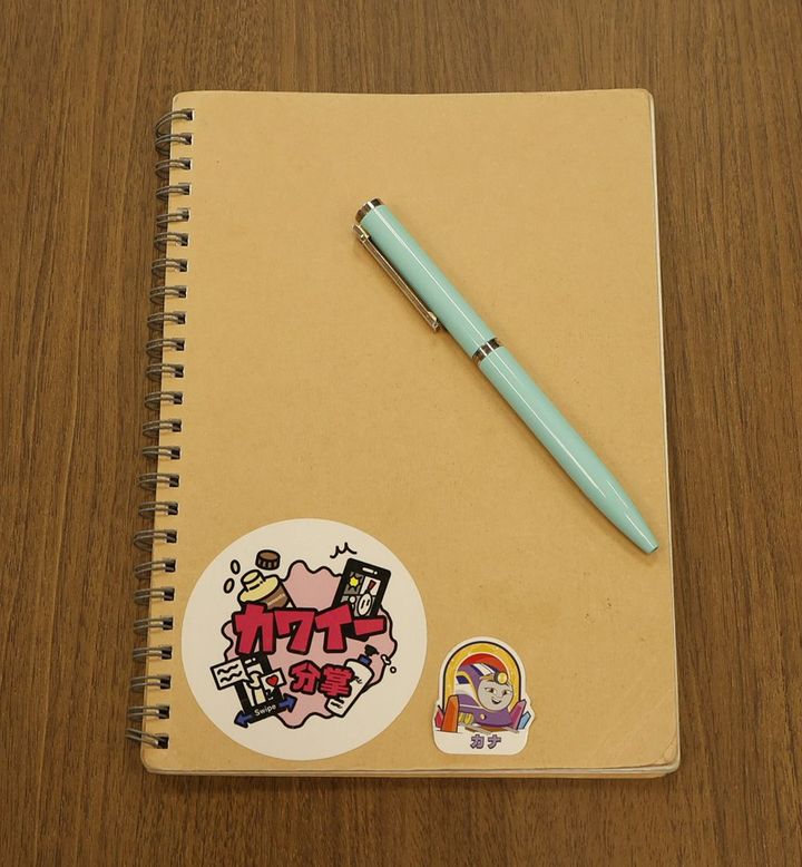 手放せない仕事道具：役員昇格時にもらったペン、アイデアメモ用のノート