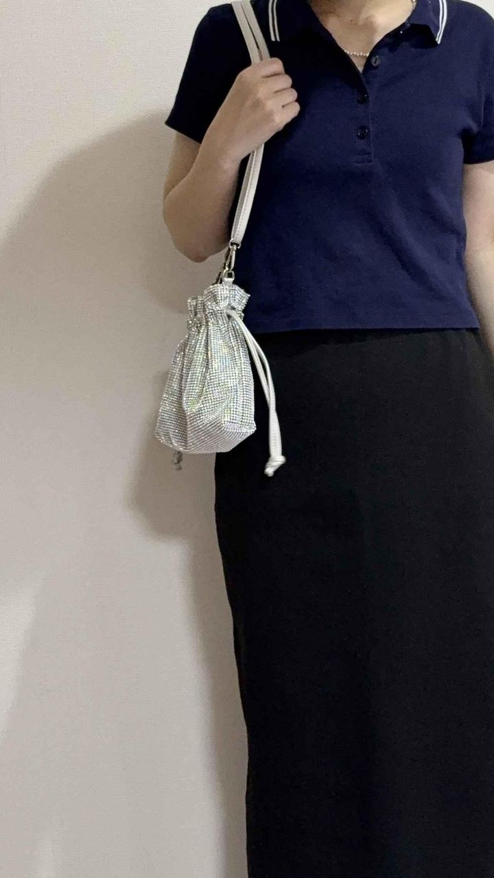 画像: ネイビーポロシャツ ✕ タイトスカート