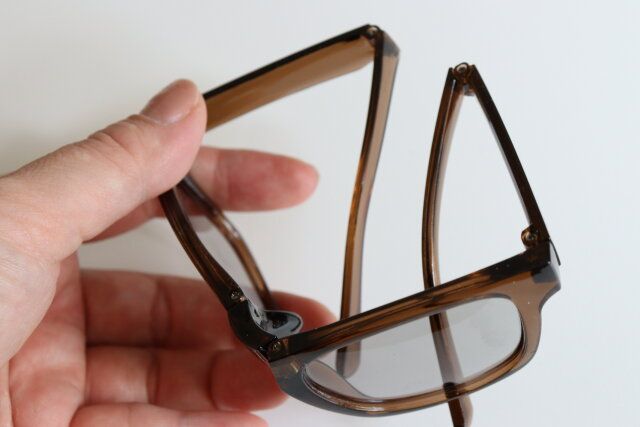 折りたたみ偏光サングラス（カラー） 折りたたみ方