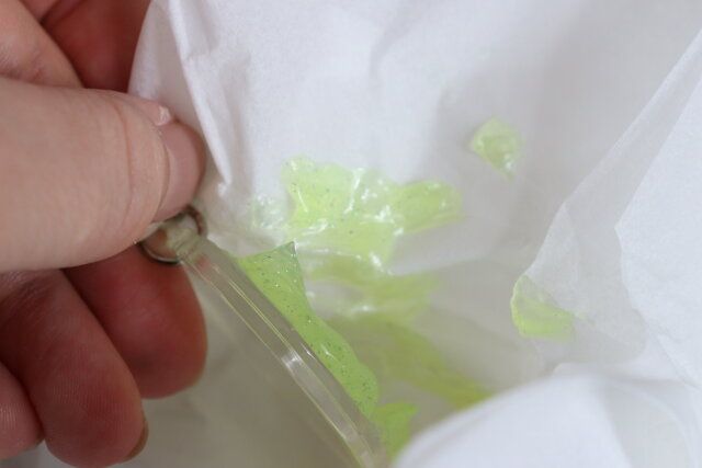 ダイソーの拭き取れるホイップクリームのり パールイエロー 30g