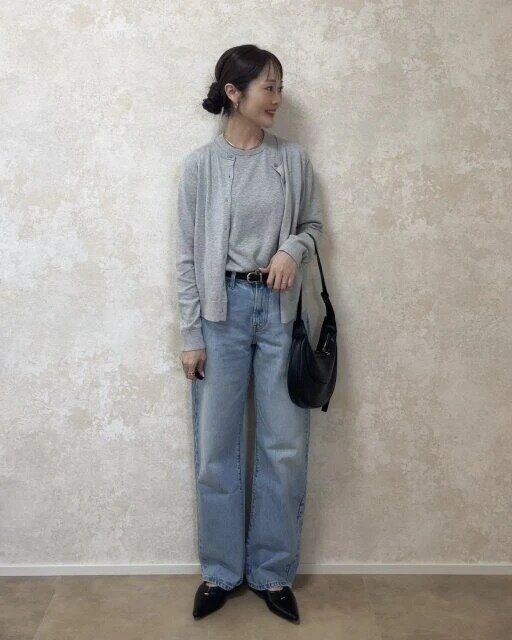 ユニクロコラボストレートジーンズグレーアンサンブルコーデ