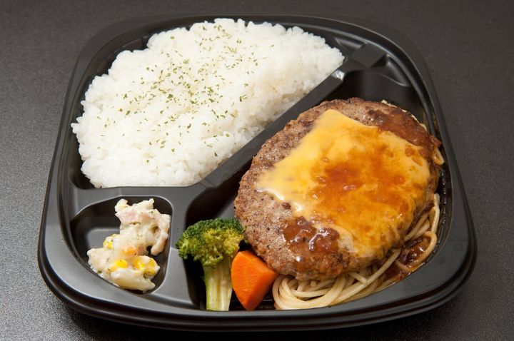 市販の弁当のおかずの下にパスタが敷かれているのはなぜ？