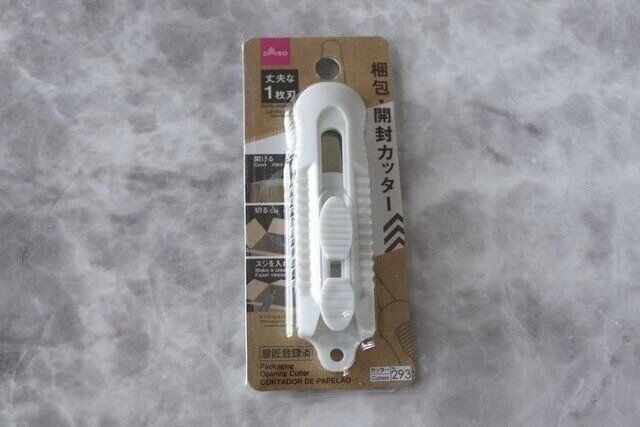 ダイソーの梱包・開封カッターのパッケージ