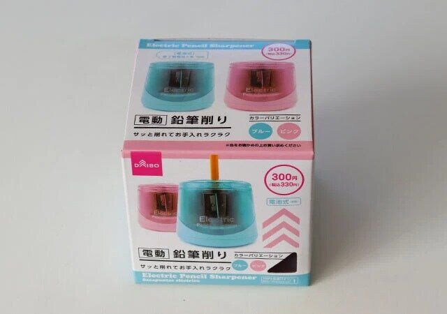 ダイソーの電動鉛筆削りのパッケージ