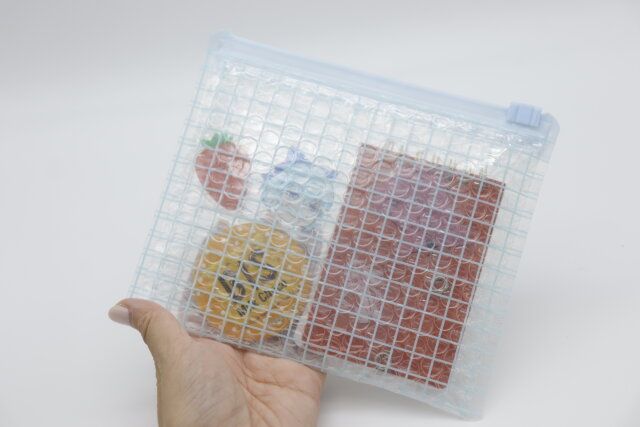 ダイソーのプチプラ素材のエアクッションスライダーバッグ（チェック）