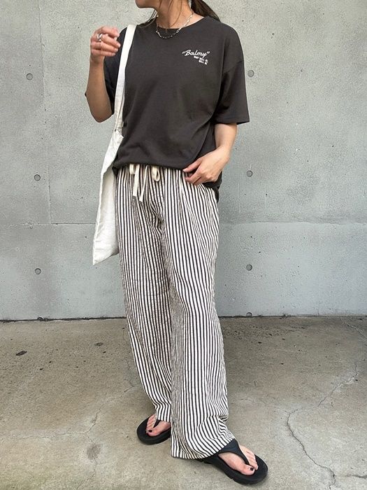 しまむらのホワイトの「ストライプイージーパンツ」