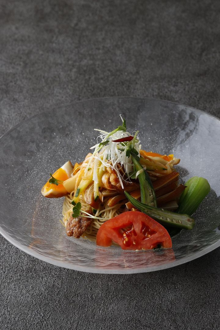 豚耳の醤油煮と野菜の辛味和え冷麺
