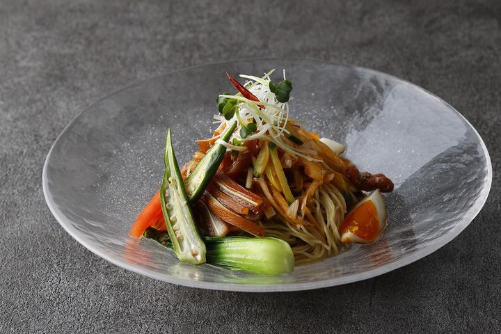 豚耳の醤油煮と野菜の辛味和え冷麺