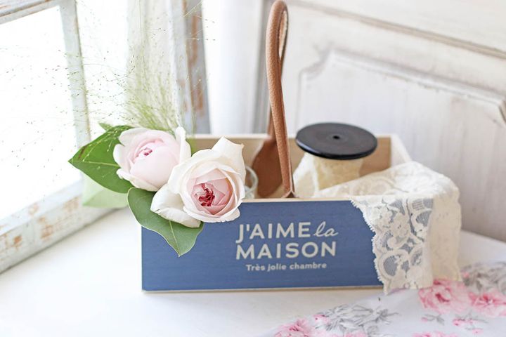 木製ボックスと花のアレンジ