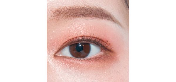 Eを涙袋に淡くぼかし、目頭を2〜3mm外した位置から黒目下にCを入れてぷっくりと